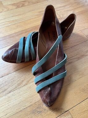 CYDWOQ Brown Pointed Flats with Green Cross Straps